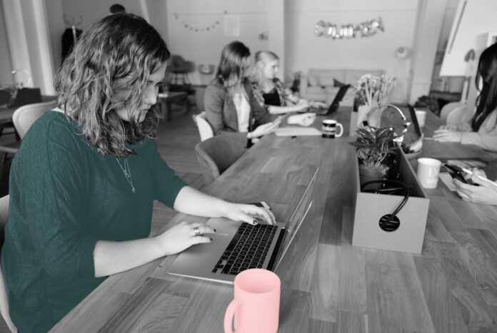 Trois femmes en train de travailler en coworking