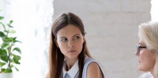Remarques, non-dits… Comment faire face à un collègue passif-agressif au travail ?