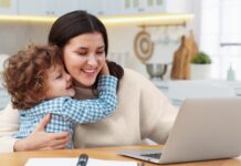 Solo-parentalité et travail : un équilibre souvent invisible