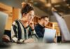 IA : pourquoi la peur de devenir obsolète nous touche autant Intelligence artificielle au travail.