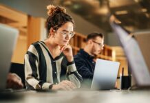 IA : pourquoi la peur de devenir obsolète nous touche autant Intelligence artificielle au travail.
