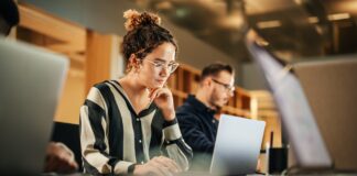IA : pourquoi la peur de devenir obsolète nous touche autant Intelligence artificielle au travail.