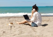 Vacances : un employeur peut-il contacter un salarié pendant ses congés ? Salariée contactée par son employeur pendant ses vacances