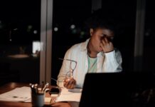 Télétravail : la « dette symbolique » qui pousse certains salariés à en faire toujours plus Certains salariés en télétravail ressentent une dette symbolique envers leur employeur.