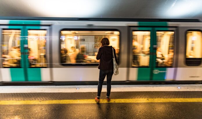 Le temps de trajet entre l'emploi et le domicile pèse sur la santé mentale des salariés. Le temps de trajet entre l'emploi et le domicile pèse sur la santé mentale des salariés.